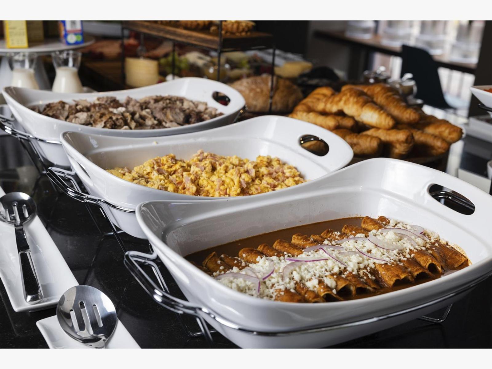 Hotel Criol Querétaro Exterior foto A selection of prepared dishes at a buffet